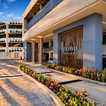 Cartagena Inawa Condo - Sleeps 6 - 7 Min Walking From Beach
